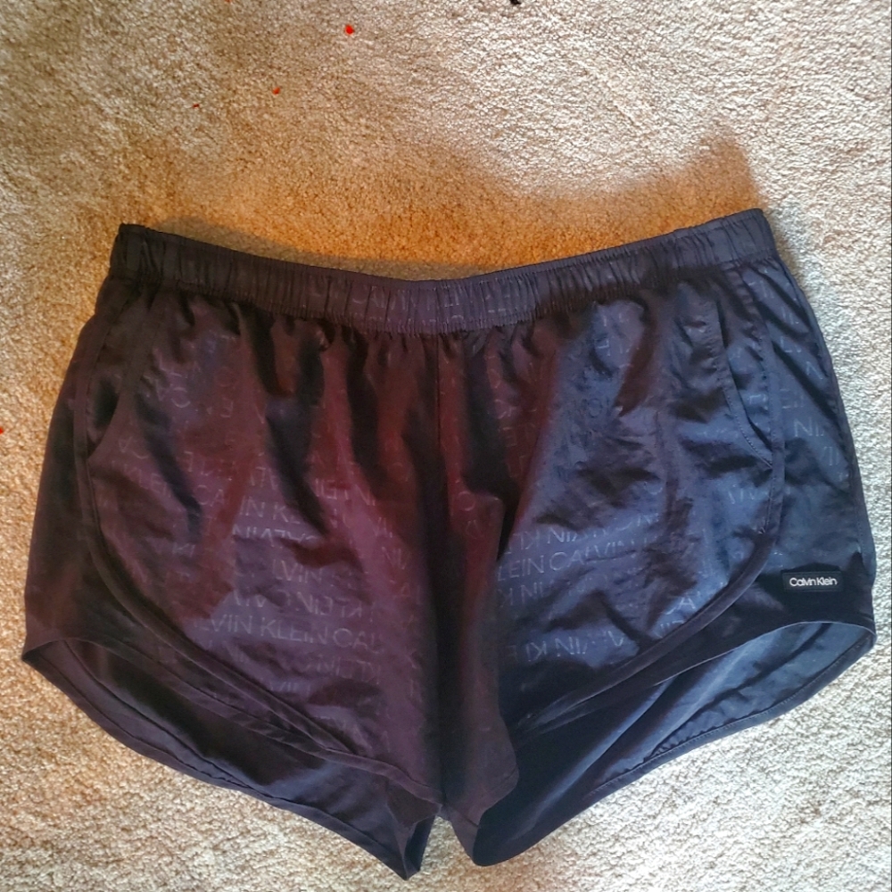Calvin Klein printed shorts.🍒